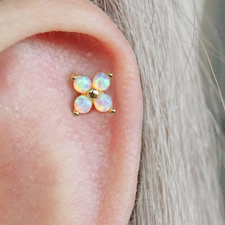 Boucle d'oreille piercing à dos plat en opale rose trèfle à quatre feuilles