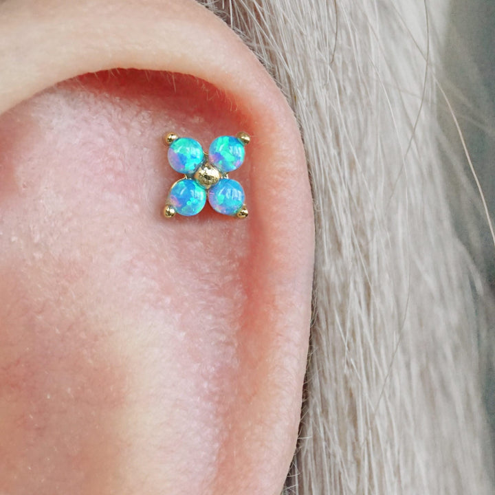 Boucle d'oreille piercing à dos plat en opale bleue trèfle à quatre feuilles