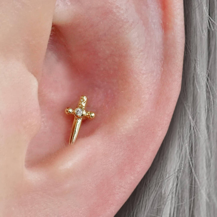 Schlichter Piercing-Ohrring mit flacher Rückseite und Kreuz-/Schwertmotiv