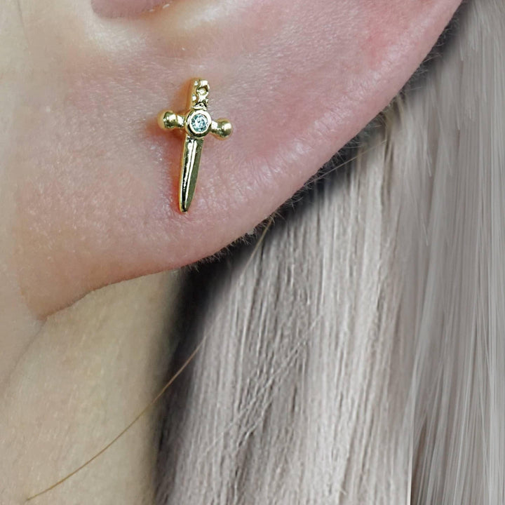 Schlichter Piercing-Ohrring mit flacher Rückseite und Kreuz-/Schwertmotiv