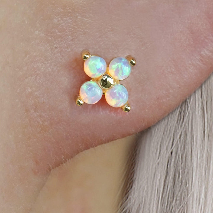 Boucle d'oreille piercing à dos plat en opale rose trèfle à quatre feuilles