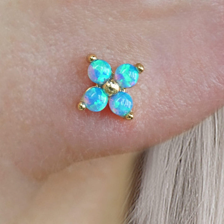 Boucle d'oreille piercing à dos plat en opale bleue trèfle à quatre feuilles