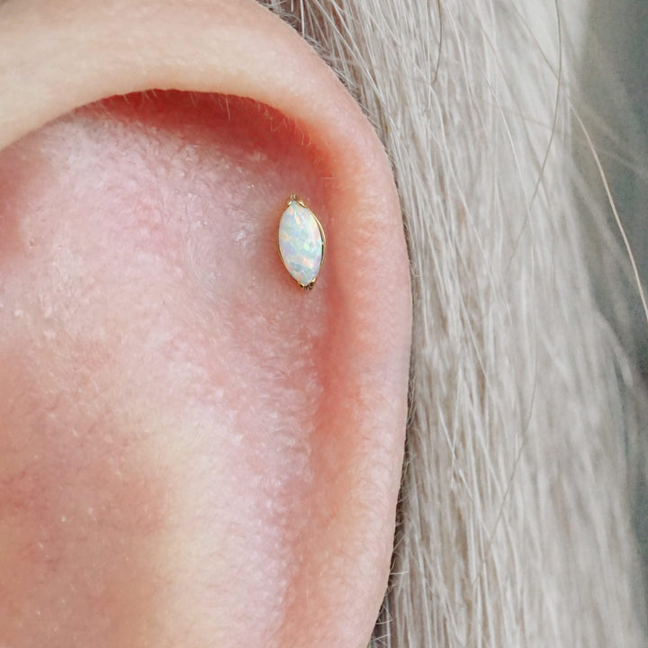 Boucle d'oreille piercing petite opale blanche marquise