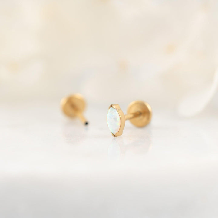 Boucle d'oreille piercing petite opale blanche marquise