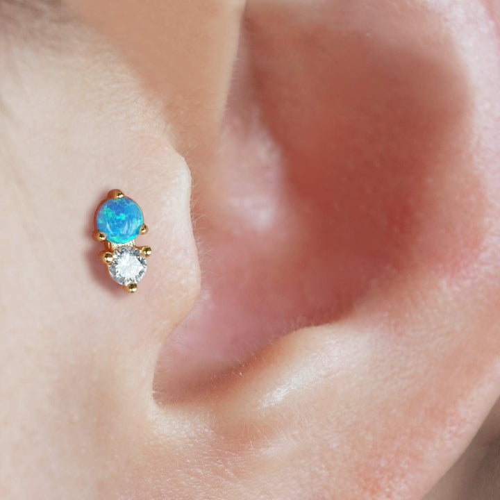 Boucle d'oreille piercing à dos plat avec double pierre opale bleue