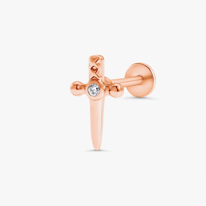 Schlichter Piercing-Ohrring mit flacher Rückseite und Kreuz-/Schwertmotiv