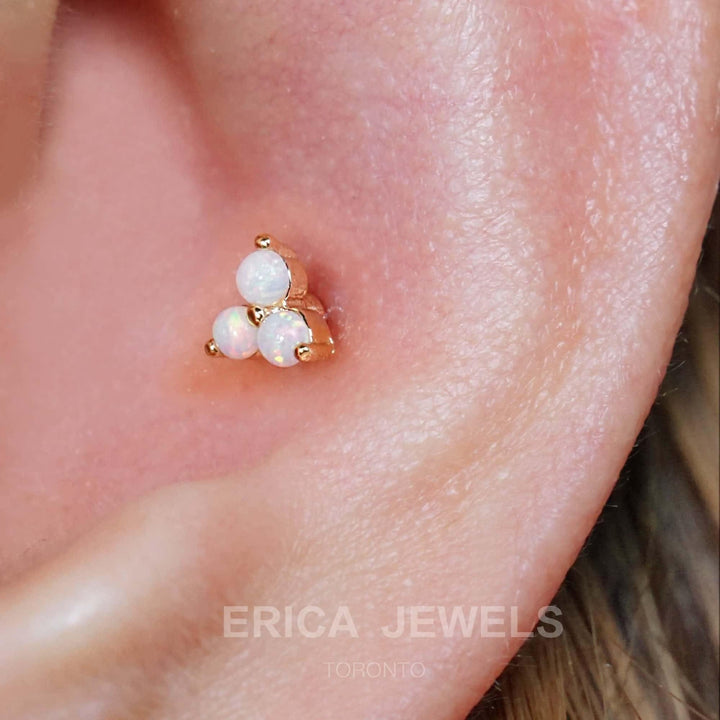 Boucle d'oreille piercing triple opale blanche à dos plat